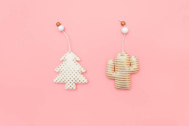 Dekoratif tekstil Noel ağacı ve pembe arka planda fotokopi alanı olan altın desenli kaktüs. Noel ya da yeni yıl konsepti. En düşük biçimli Düz Görünüm Üst Görünüm Tebrik Kartı