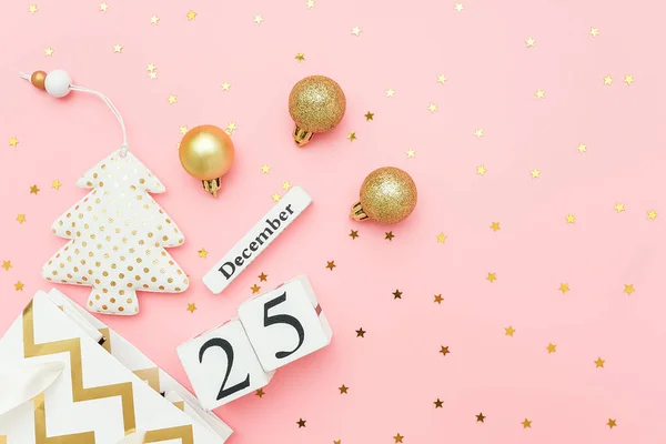 Calendario de madera 25 de diciembre, árbol de navidad textil, adornos dorados, estrellas confeti sobre fondo rosa. Feliz concepto de Navidad. Plantilla plana para diseño, tarjeta de felicitación, postal —  Fotos de Stock
