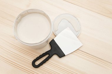 Spatula ve tahta tahtalarda bir kova beyaz macun. Üst Görünüm Kopyalama alanı