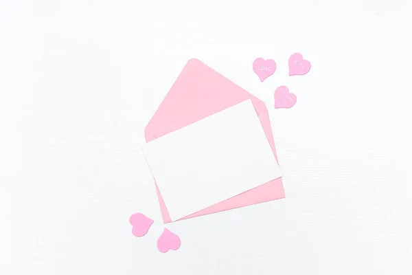 Carta de amor. envelope rosa com cartão em branco branco e corações sobre fundo branco. Visão superior Flat lay Mockup para o seu texto. Dia dos Namorados, Dia das Mães, Cartão de felicitações do dia das mulheres — Fotografia de Stock