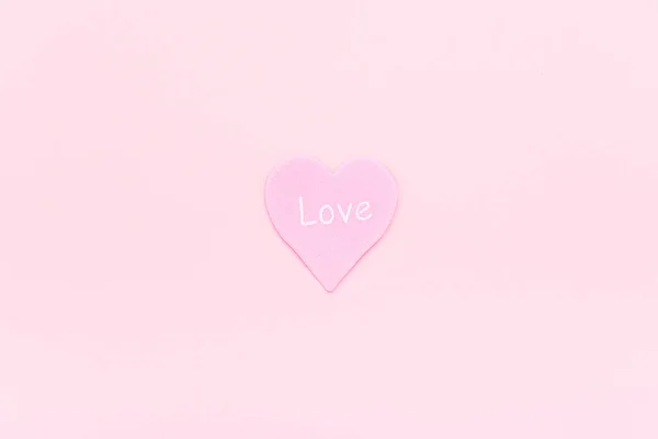 Corazón rosa con texto AMOR sobre fondo rosa, composición central, estilo minimalista. Concepto declaración de amor, confesión de amor. Día de San Valentín, Día de la madre, Día de la mujer, tarjeta de boda —  Fotos de Stock