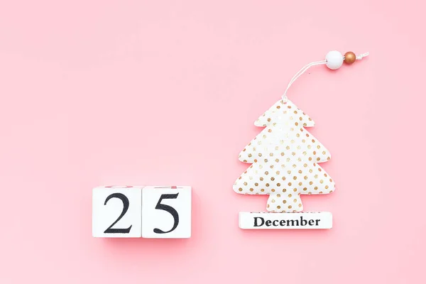 Drewniany kalendarz 25 grudnia, tekstylne choinki na różowym tle. Wesołych Świąt. Widok z góry Flat lay Szablon do projektowania, kartka okolicznościowa, pocztówka — Zdjęcie stockowe