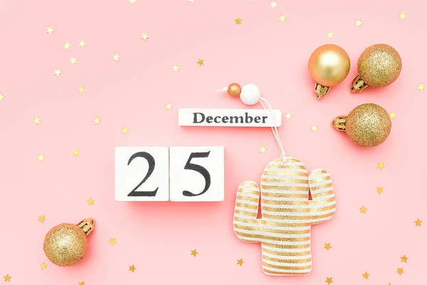 Calendario de madera 25 de diciembre, cactus navidad textil dorado y confeti estrellas sobre fondo rosa. Concepto alternativo de árbol de navidad. Plantilla plana para diseño, tarjeta de felicitación — Foto de Stock