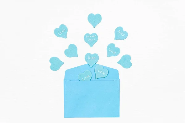 Blaue Herzen mit Text Liebe, Kuss, für immer dein fliegen aus dem blauen Umschlag auf weißem Hintergrund. Geschenk für Liebhaber. Liebesbekenntnis Begriff Homosexualität Homosexuelle Liebe. Valentinstag, Valentinskarte — Stockfoto