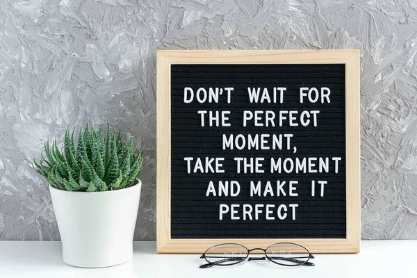 N'attendez pas le moment parfait, prenez le moment et rendez-le parfait. Citation motivationnelle sur carton à lettres, fleur succulente et verres sur table. Concept citation inspirante du jour — Photo