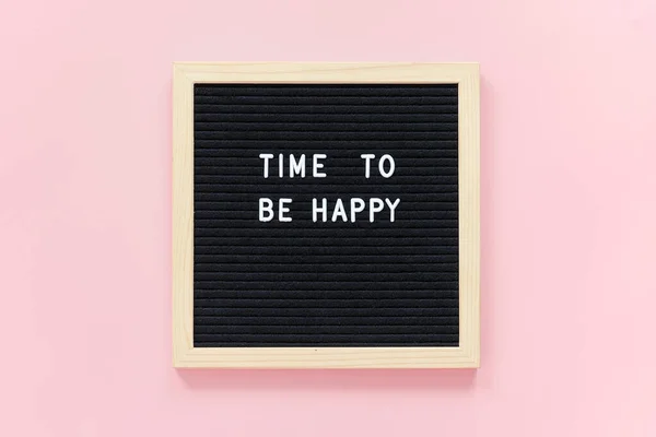 Está na hora de ser feliz. Citação motivacional em letterboard em fundo rosa. Visão superior Flat lay Concept citação inspiradora do dia — Fotografia de Stock