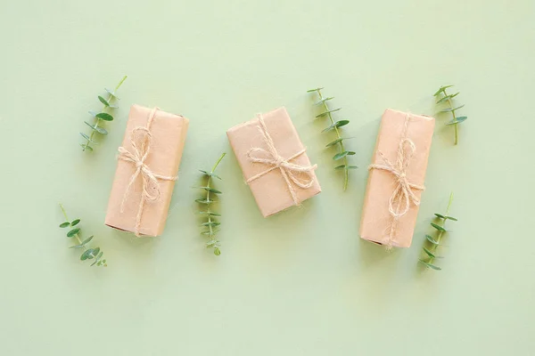 Trois Boîtes Cadeaux Enveloppées Dans Papier Kraft Attachées Avec Ficelle — Photo