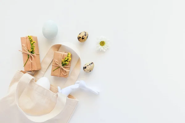 Joyeux Concept Pâques Oeufs Fleurs Jaunes Cadeau Artisanal Figurine Lapin — Photo