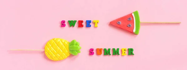 Sweet Summer Text Pineapple Armelon Lollipops Pink Background Летние Каникулы — стоковое фото