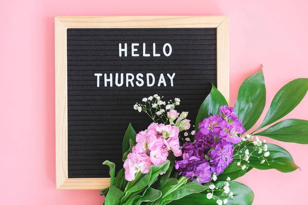 Hallo Donderdag Tekst Zwarte Brief Boord Boeket Kleurrijke Bloemen Roze — Stockfoto