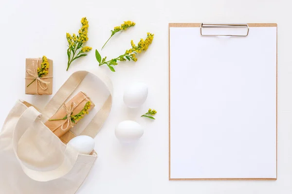 Feliz Conceito Páscoa Ovos Brancos Flores Amarelas Presentes Artesanais Voam — Fotografia de Stock