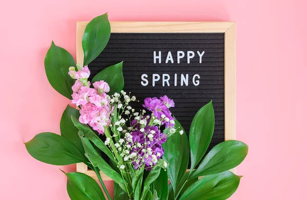 Happy Spring Κείμενο Μαύρο Πίνακα Γραμμάτων Και Μπουκέτο Λουλούδια Ροζ — Φωτογραφία Αρχείου