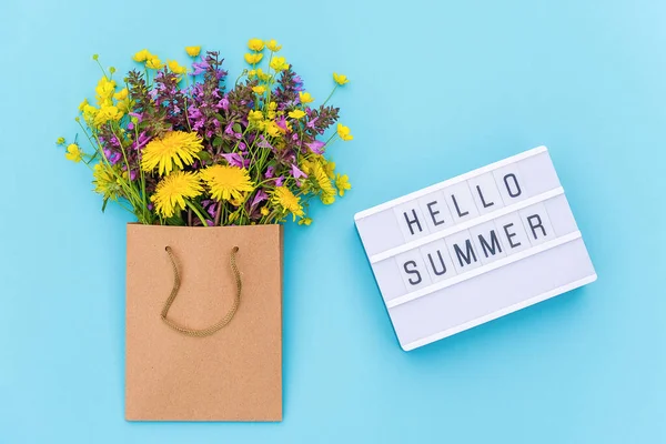 Text Hallo Sommer Auf Leuchtkasten Und Hellen Strauß Von Wildblumen — Stockfoto