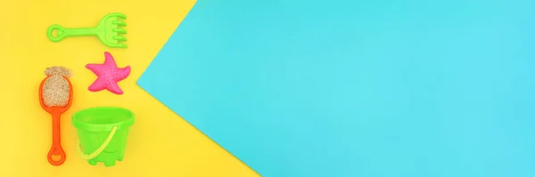 Разноцветные Детские Игрушки Летних Игр Песочнице Песчаном Пляже Синем Желтом — стоковое фото