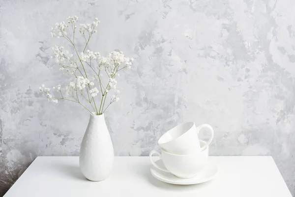 Ramo Pequeñas Flores Delicadas Gypsophila Jarrón Dos Tazas Blancas Para — Foto de Stock