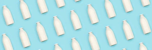 Muster Mit Transparenter Glasflasche Milch Auf Blauem Hintergrund Flache Lage — Stockfoto