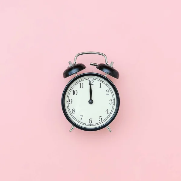 Reloj Despertador Negro Centro Sobre Fondo Rosa Primer Plano Estilo —  Fotos de Stock