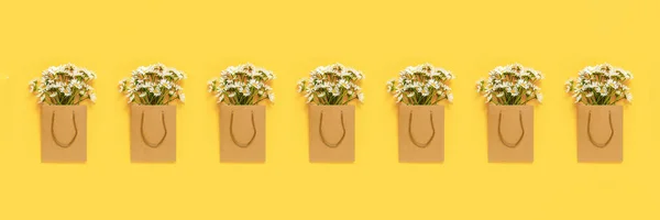 Motif Avec Des Fleurs Camomilles Champ Dans Emballage Artisanal Sur — Photo