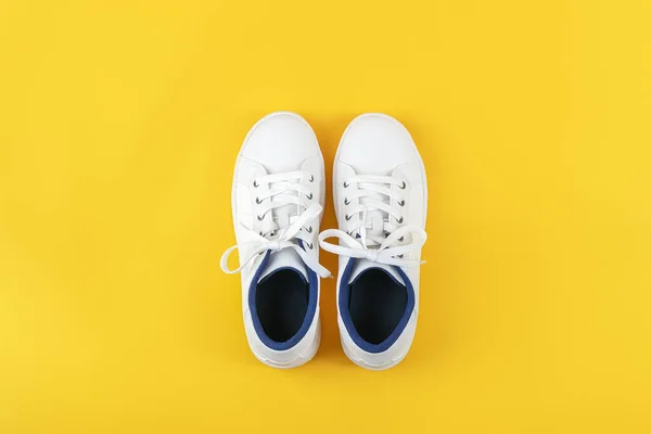Sapatos Esportivos Brancos Tênis Com Atacadores Fundo Amarelo Esporte Estilo — Fotografia de Stock