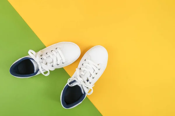 Weiße Sportschuhe Turnschuhe Mit Schnürsenkeln Auf Grünem Und Gelbem Hintergrund — Stockfoto