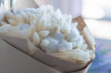 Pamuk elementli buket gelinin stili, dikenlerin elementleri, el işi kağıdında kurumuş dallar