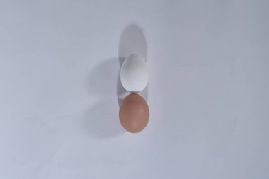 Yaratıcı Paskalya bej ve gri arka plan, iki farklı renkte yumurta. Paskalya tatili minimum konsept.