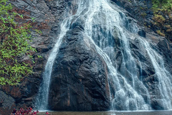 Geweldig Uitzicht Waterval Die Door Een Berg Grote Rots Buurt — Stockfoto