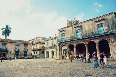 Havana, Küba-Ekim 2019. Eski Meydan Vieja 'nın panoramik manzarası XVII, XVIII ve XIX yüzyıllarından kalma sömürge binalarıyla çevrilidir..