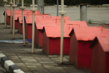 Dolum, ekipman ve aletler sırasına dizilmiş kumu olan kırmızı itfaiye kutuları itfaiye araçlarıyla dolu antika kutular.