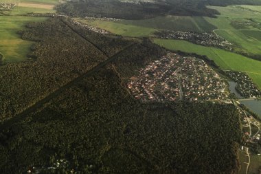 Uçağın kanatları altında çekilmiş bir manzara.