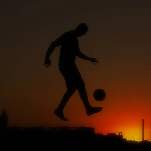 Jugador Fútbol Hombre Jugando Con Pelota Durante Silueta Puesta Del — Foto de Stock