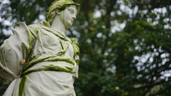 Sculpture in park — Stock Photo, Image