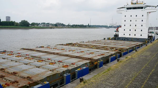 Navio de carga em Antuérpia — Fotografia de Stock