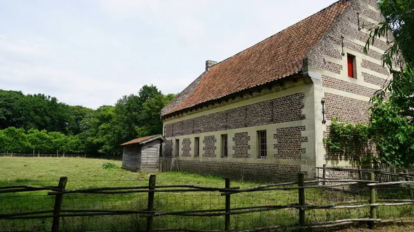 Altes Bauernhaus auf dem Land — Stockfoto