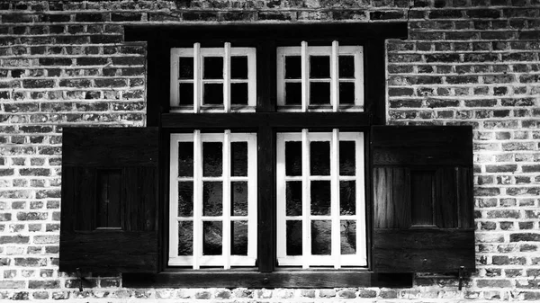 Retro window in old building — Stock Photo, Image