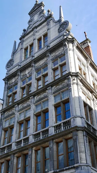 Старый дом в Антверпене — стоковое фото