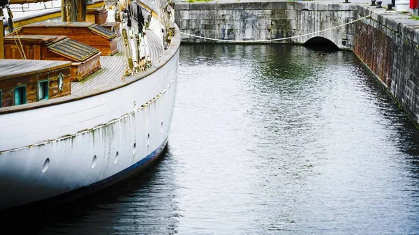 Segelboot im Hafen — Stockfoto