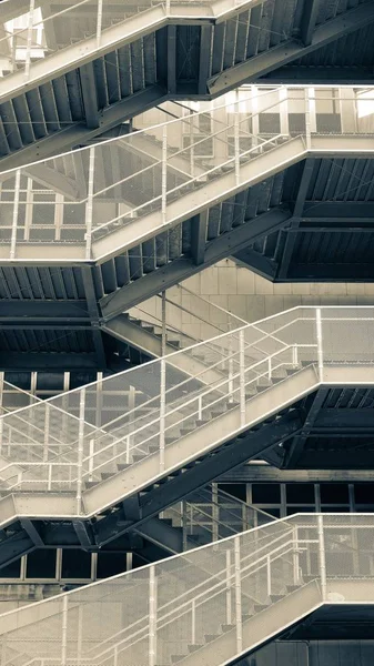 Metalowe schody, poza — Zdjęcie stockowe