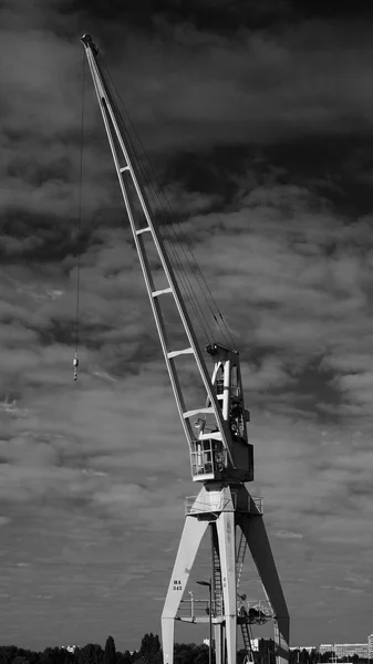 Kran im Hafen — Stockfoto