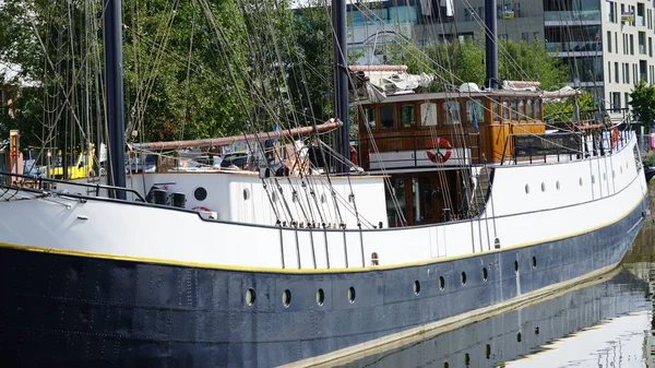 Barca a vela al porto — Foto Stock