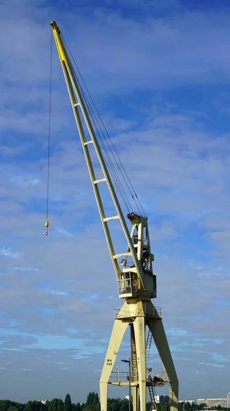 Crane at the harbor — Stock Photo, Image