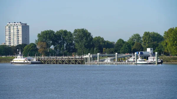 Landschap met rivier — Stockfoto