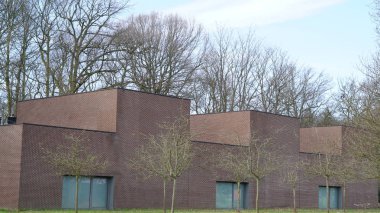Antwerp, Belçika 'da bir Middelheim parkında tuğla bina.