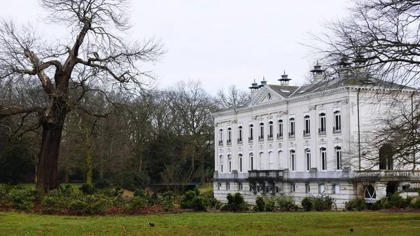 比利时安特卫普公园的小城堡 — 图库照片