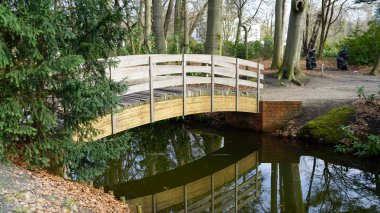 Antwerp, Belçika bir parkta bir nehir üzerinde bir köprü.