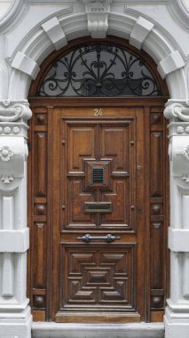 Antwerp, Belçika'da eski bir binanın girişinde.