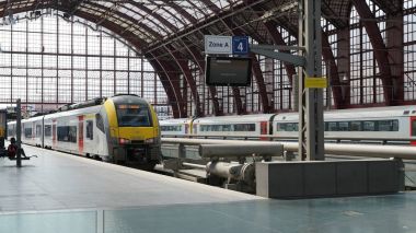 Tren tren istasyonunda Antwerp, Belçika.