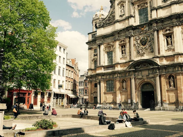 Uma Praça Com Uma Igreja Antigo Distrito Antuérpia Bélgica — Fotografia de Stock