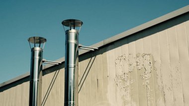 Egzoz boruları beton duvara karşı.