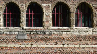 Tuğla duvar ile eski bir şapel Antwerp, Belçika.